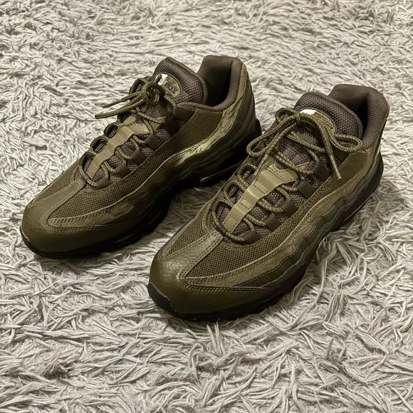 Nike Air Max 95 Cargo Khaki Reflective DZ4511-300 Mens Size 9.5 Athletic Sneaker - Picture 1 of 9